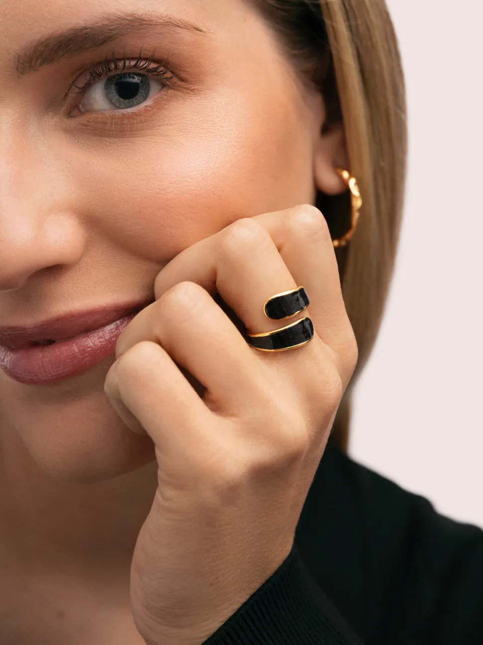 Anillo Abbraccio Black Acero Baño Oro