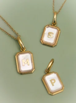Charm Personalizado Letter Nácar Baño Oro
