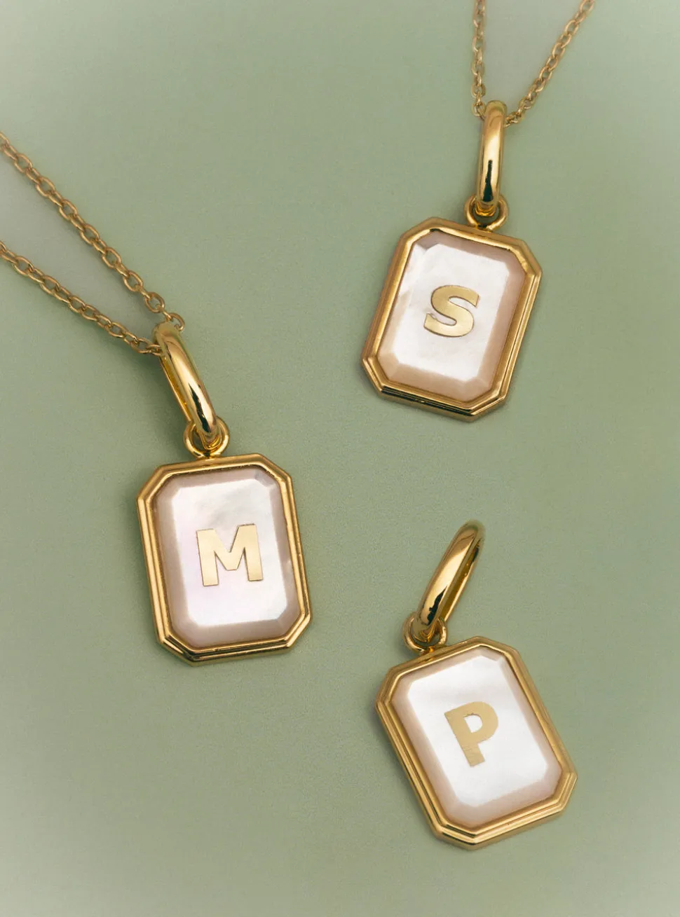Charm Personalizado Letter Nácar Baño Oro