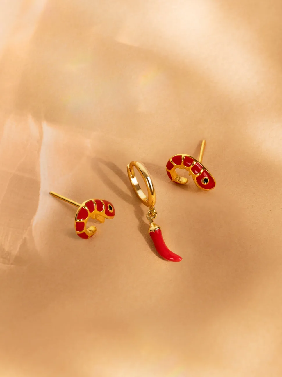 Pendiente Suelto Prawn Enamel Baño Oro